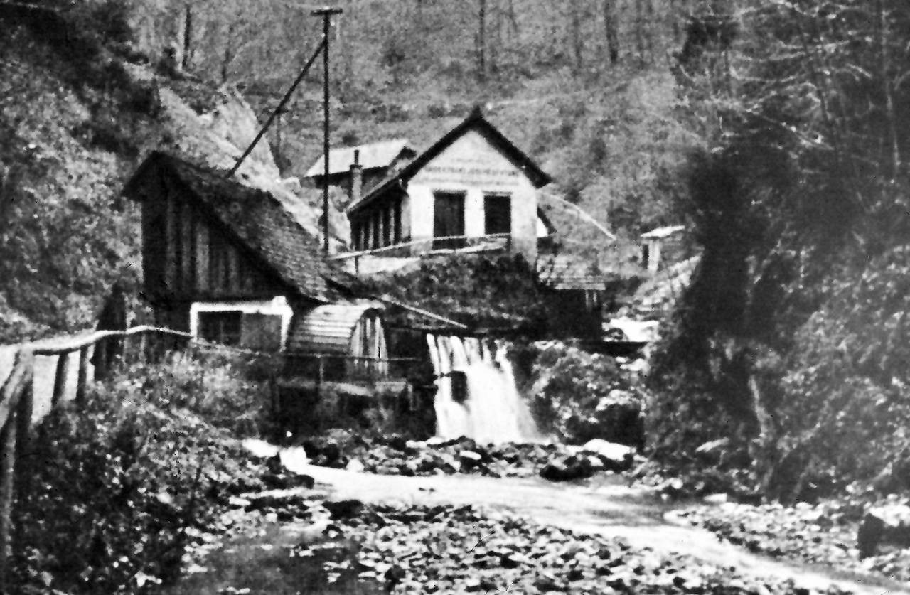 Schleifen-und-haemmern-am-bach